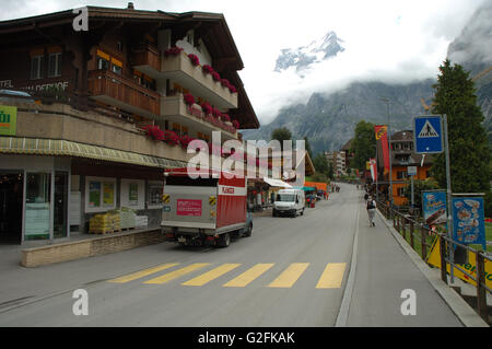 Grindelwald, Suisse - le 19 août 2014 : voitures et personnes non identifiées sur la rue à Grindelwald en Suisse. Banque D'Images