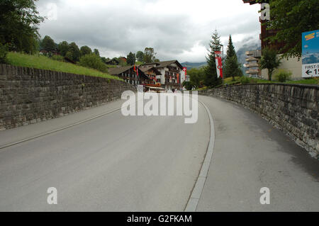 Grindelwald, Suisse - le 19 août 2014 : la rue vide et bâtiments à Grindelwald en Suisse. Des personnes non identifiées, visibl Banque D'Images