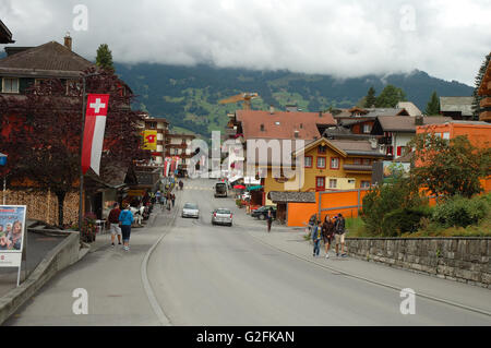 Grindelwald, Suisse - le 19 août 2014 : voitures et personnes non identifiées sur la rue à Grindelwald en Suisse. Banque D'Images