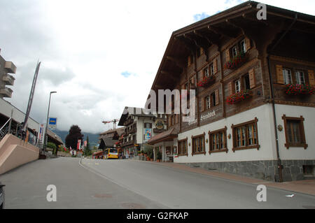 Grindelwald, Suisse - le 19 août 2014 : Immeubles, bus et des personnes non identifiées sur la rue à Grindelwald en Suisse. Banque D'Images