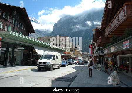 Grindelwald, Suisse - le 19 août 2014 : voitures et personnes non identifiées sur la rue à Grindelwald en Suisse. Banque D'Images