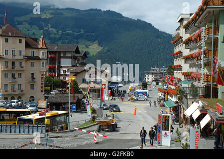 Grindelwald, Suisse - le 19 août 2014 : voitures et personnes non identifiées sur la rue à Grindelwald en Suisse. Banque D'Images