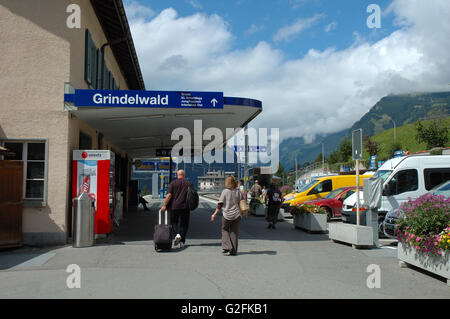 Grindelwald, Suisse - le 19 août 2014 : la marche des personnes non identifiées, à la gare de Grindelwald dans les Alpes en Suisse Banque D'Images