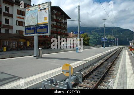 Grindelwald, Suisse - le 19 août 2014 : Plate-forme et des voies de chemin de fer sur la gare de Grindelwald dans les Alpes en Suisse Banque D'Images