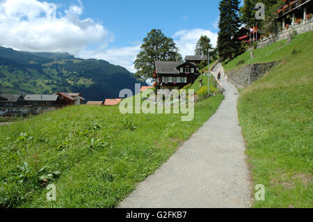 Grindelwald, Suisse - le 19 août 2014 : tarmac étroit sentier et bâtiments à Grindelwald en Suisse. Peo non identifiés Banque D'Images