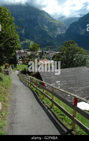 Grindelwald, Suisse - le 19 août 2014 : tarmac étroit sentier et bâtiments à Grindelwald en Suisse. Banque D'Images