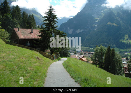 Grindelwald, Suisse - le 19 août 2014 : tarmac étroit sentier et bâtiments à Grindelwald en Suisse. Banque D'Images