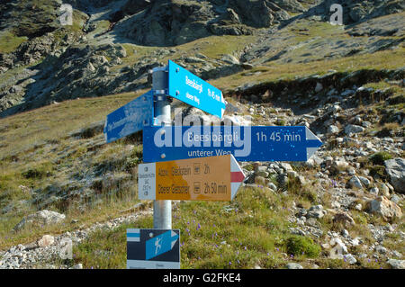 Grindelwald, Suisse - le 21 août 2014 : Signes sur piste à Glecksteinhutte à proximité auberge de montagne Alpes Grindelwald en Suisse Banque D'Images