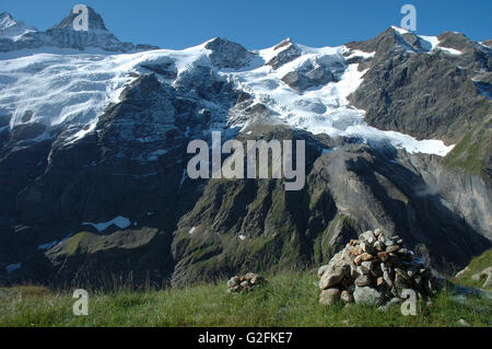 Petit cairn, les pics dans la neige et des glaciers de Grindelwald à proximité dans les Alpes en Suisse Banque D'Images