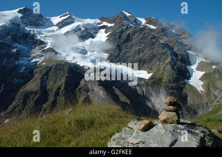 Des pierres sur la roche, les pics dans la neige et des glaciers de Grindelwald à proximité dans les Alpes en Suisse Banque D'Images