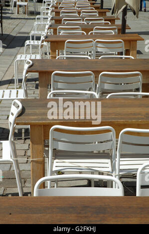 Rangée de tables et de chaises vides au restaurant sur la rue Banque D'Images