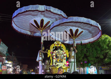 Les prêtres brahmanes sur flotteur (Char) Bénédiction dévots de nuit au centre-ville de Stret, Mamallapuram (Mahabalipuram) Banque D'Images