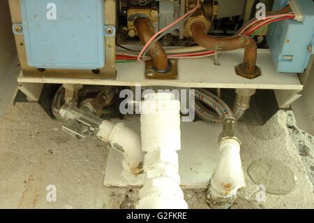 Du gaz et de l'eau tuyaux connectés à l'appareil de chauffage Banque D'Images