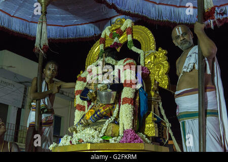 Les prêtres brahmanes sur flotteur (Char) Bénédiction dévots de nuit au centre-ville de Stret, Mamallapuram (Mahabalipuram) Banque D'Images