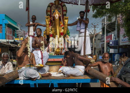 Les prêtres brahmanes sur flotteur (Char) au centre-ville de dévots bénédiction Stret, Mamallapuram (Mahabalipuram) Banque D'Images