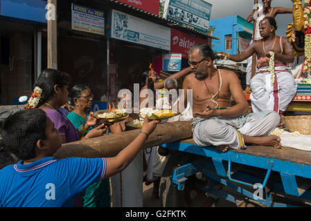 Les prêtres brahmanes sur flotteur (Char) au centre-ville de dévots bénédiction Stret, Mamallapuram (Mahabalipuram) Banque D'Images