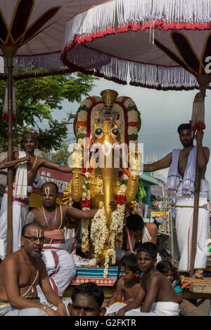 Les prêtres brahmanes sur flotteur (Char) au centre-ville de dévots bénédiction Stret, Mamallapuram (Mahabalipuram) Banque D'Images