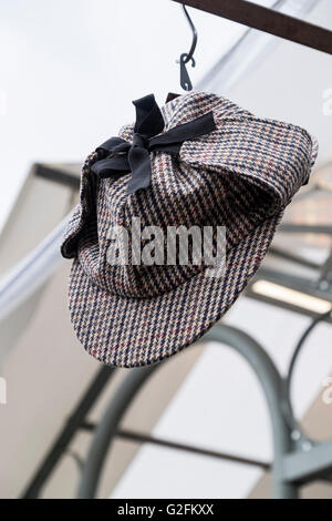 Chapeau Deerstalker dans houndstooth vérifier avec ruban noir Banque D'Images