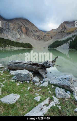 Ibón de Plan (ou Basa de la Mora), un lac de montagne dans les Pyrénées, Huesca, Aragon, Espagne. Banque D'Images