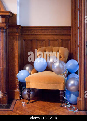 Ballons dégonflés dans la salle de séjour après partie Banque D'Images