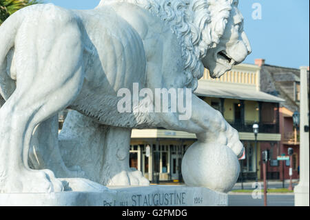 Sculpture de lion en marbre blanc de Carrare au pied du Pont des Lions à la recherche au centre-ville de Saint Augustine, en Floride. (USA) Banque D'Images