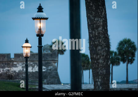 Les feux lumineux le long de la bayfront au Castillo de San Marcos à Saint Augustine, Floride, USA. Banque D'Images