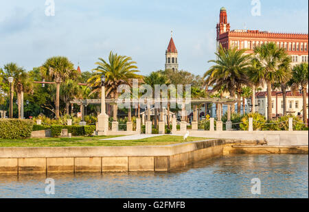 Bayfront vue sur le centre-ville de Saint Augustine, Floride avec beaucoup de blanc et de hérons sur le soleil la digue. (USA) Banque D'Images