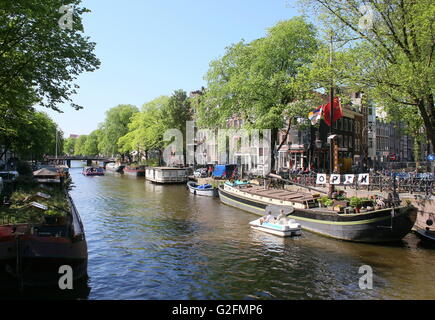 Péniche hollandaise (musée) Woonbootmuseum amarré le long du canal Prinsengracht,, Amsterdam, Pays-Bas Banque D'Images