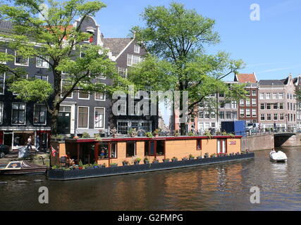 Maison en bois typiquement néerlandais bateau amarré le long du canal Prinsengracht, Amsterdam, Pays-Bas. (En face de la maison d'Anne Frank) Banque D'Images
