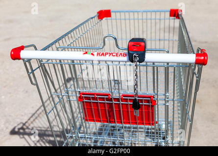 Rouge Panier vide store Karusel. L'un des plus gros détaillant en Russie Banque D'Images