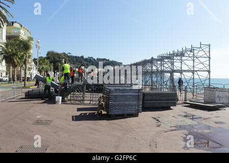 Nettoyage de la Promenade des Anglais à Nice, en France, après le carnaval en hiver 2016 Banque D'Images