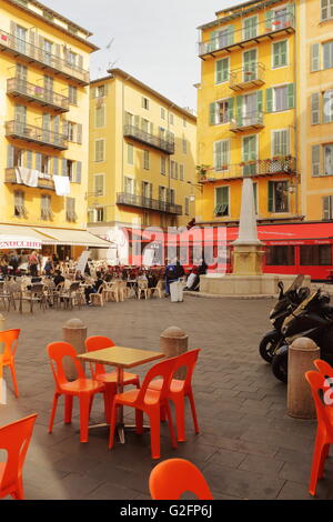 Plaza avec fontaine et d'un coin salon pour les restaurants de la vieille ville, Nice, France Banque D'Images