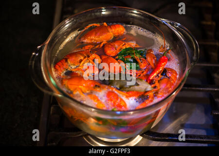 La cuisson du poisson en verre transparent craw pot Banque D'Images