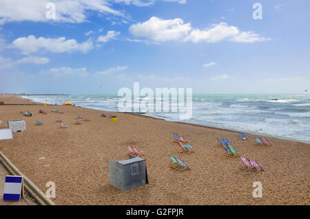 Transats sur la plage de Brighton vide, Royaume-Uni Banque D'Images