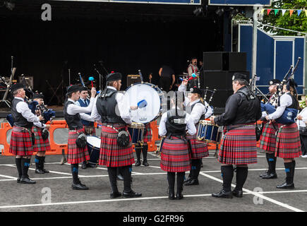 Ayr Pipe Band debout dans un cercle l'exécution de la musique dans le cadre de Mauchline. Juste Sainte Banque D'Images