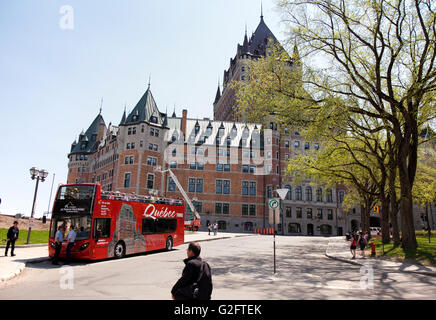 La VILLE DE QUÉBEC - Le 23 mai 2016 : Un hop-on hop-off bus touristique est un moyen très populaire pour les touristes de voir les attractions de Québec Cit Banque D'Images