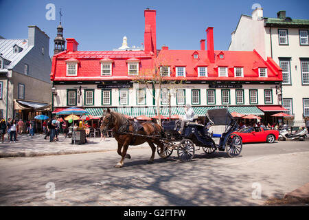 La VILLE DE QUÉBEC - Le 23 mai 2016 : une calèche passe par la rue historique St.Anne. Cette rue est bordée d'un patio et est un Banque D'Images