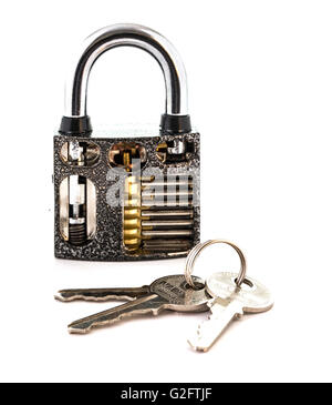 Couper cadenas avec des clés montrant comment fonctionne un cadenas sur un fond blanc Banque D'Images