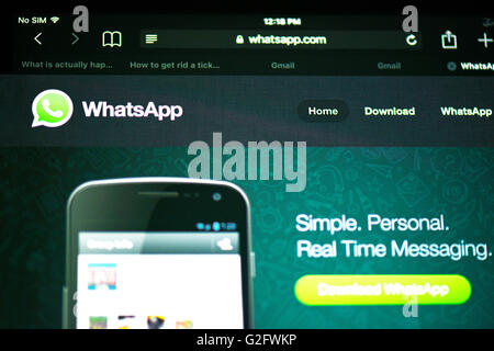 Internet Explorer Navigateur montrant Whats App home page logo affiché sur un écran d'ipad Banque D'Images