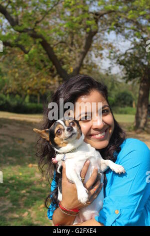 Une jeune fille avec les animaux, portrait expression souriante avec piscine nature vert dans le jardin Banque D'Images