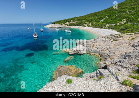 Belle plage avec des voiliers en vertu de Lubenice village sur île de Cres Banque D'Images