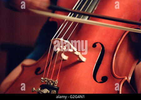 Personne qui joue du violoncelle, Close-Up Banque D'Images