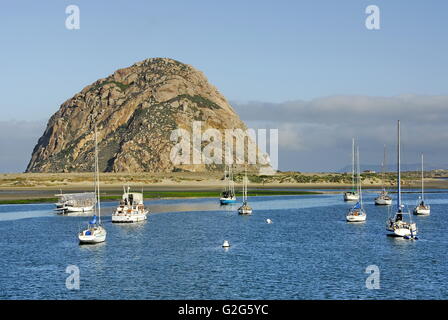 Morro Rock comme vu à partir de la ville de Morro Bay dans la région de Morro Bay, Californie Banque D'Images