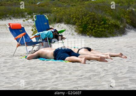 Un couple portant sur la plage pendant le week-end du Memorial Day Banque D'Images