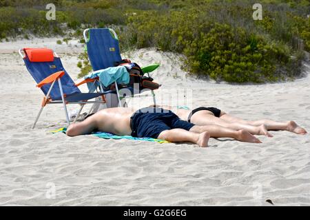 Un couple portant sur la plage pendant le week-end du Memorial Day Banque D'Images