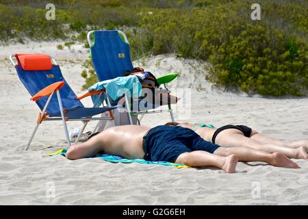 Un couple portant sur la plage pendant le week-end du Memorial Day Banque D'Images