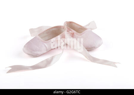 Paire de chaussures ballerine Bébé rose isolé sur fond blanc Banque D'Images