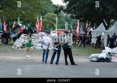 Regarder les gens quand le suv monster tiré par comité dans tumplek 2016 événement automobile blek, Jakarta, Indonésie Banque D'Images