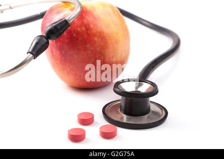 Pomme rouge avec rouge noir stéthoscope et comprimés avec réflexion isolé sur fond blanc Banque D'Images