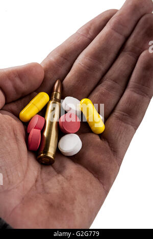 Sale human hand holding pills et bullet isolé sur fond blanc Banque D'Images